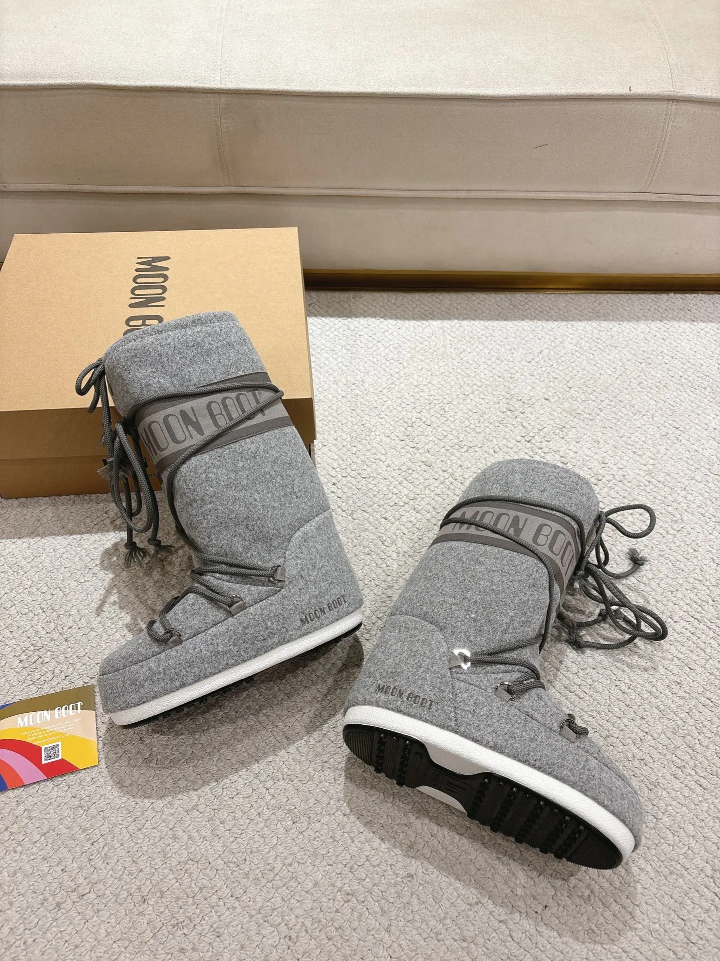 p660 [Exclusive top quality | New upgrade] Moon Boot 2025 autumn and winter hot snow boots are here! Don’t just focus on UGG anymore, fashionistas have already changed to these "ugly moon boots" ✨ 🔥Forget UGG! The Moon Boot that was once popular throughout the millennium is back! At that time, Paris Hilton, Victoria Beckham and other top icons were wearing it. Now with the strong return of the Y2K trend, the same QQ show outfit is a must-have for young people!  👢Hidden within 4cm, the legs are slimmer. 💫Looks fluffy, but actually looks slimmer. ❄️Full marks for thermal insulation, no longer cold in winter. 🌟Same style for men and women, regardless of left or right, easy to match. Don’t look at it’s cute appearance, but it instantly transforms into a trend focus! If you want both warmth and style, this is a must-have! ❶Material: original customized nylon cloth ❷Lining: original 100% silk cotton liner ❸Feet: original 100% silk cotton liner ❹Outsole: original molded two-color non-slip outsole ❺Sole thickness: 4cm (including inner height increase) ❻Code number: 35/38; 39/41 ❼Packaging: original full set of packaging ☀Color: official website updated simultaneously